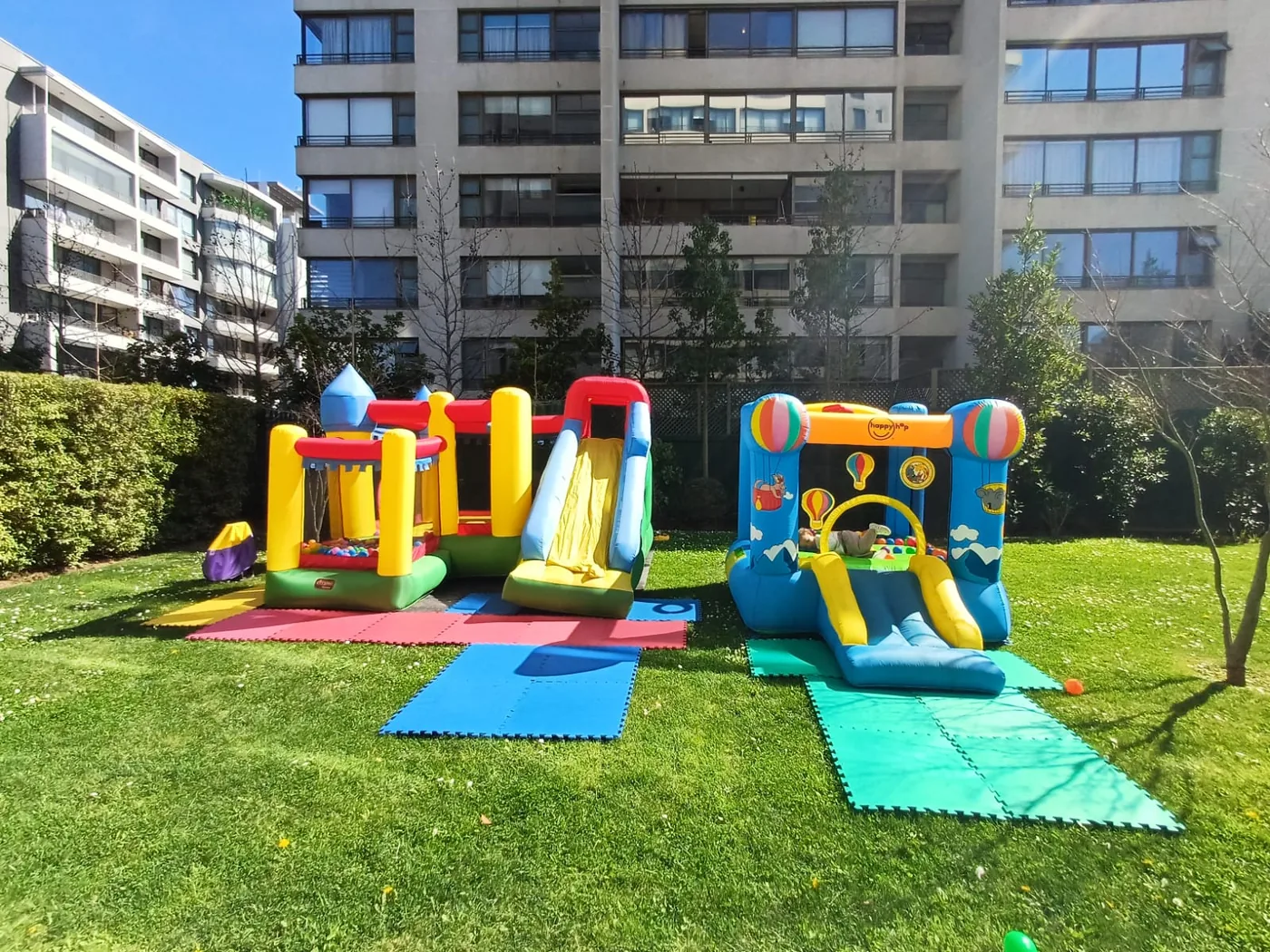 Montaje real de juegos inflables Bombaventura